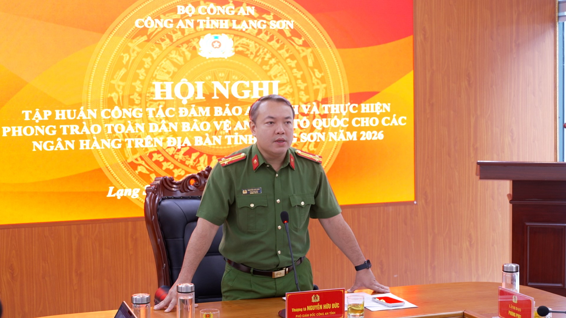 Đồng chí Thượng tá Nguyễn Hữu Đức, Phó Giám đốc Công an Ủy ban phát biểu tại Hội nghị.jpg
