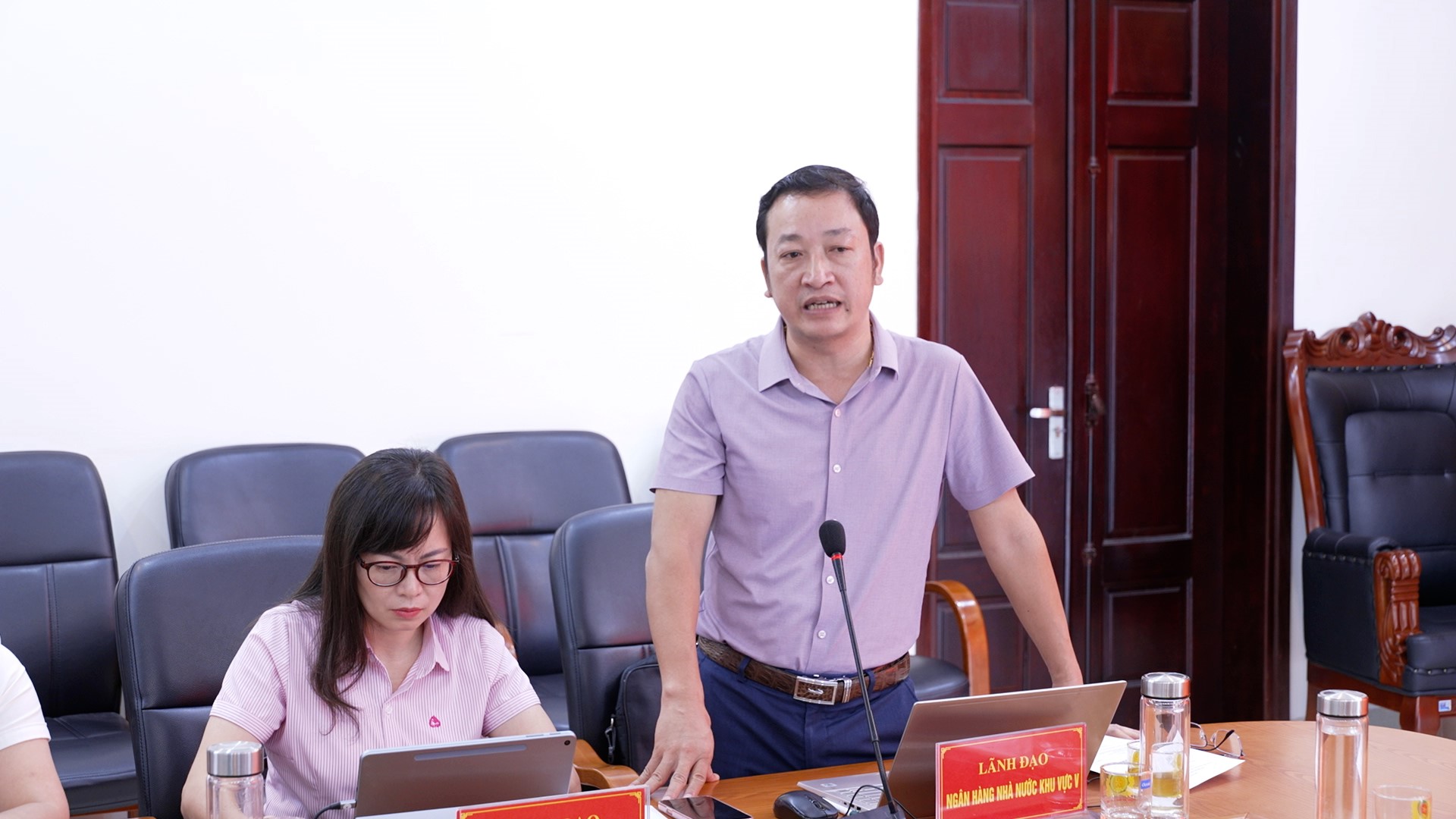 Đại diện ngân hàng nhà nước Việt Nam khu vực phát biểu thảo luận tại hội nghị.jpg