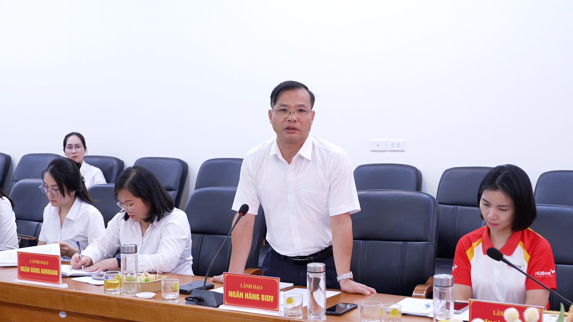 Đại diện lãnh đạo Ngân hàng HSBC phát biểu thảo luận tại nghị viện.jpg