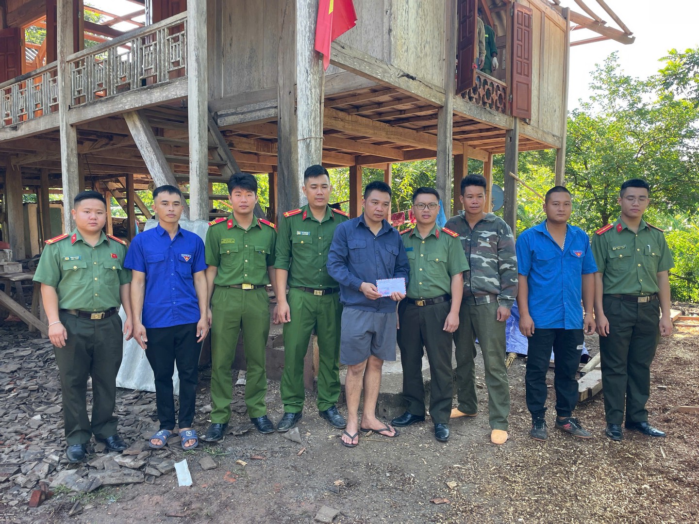 tặng quà.jpg