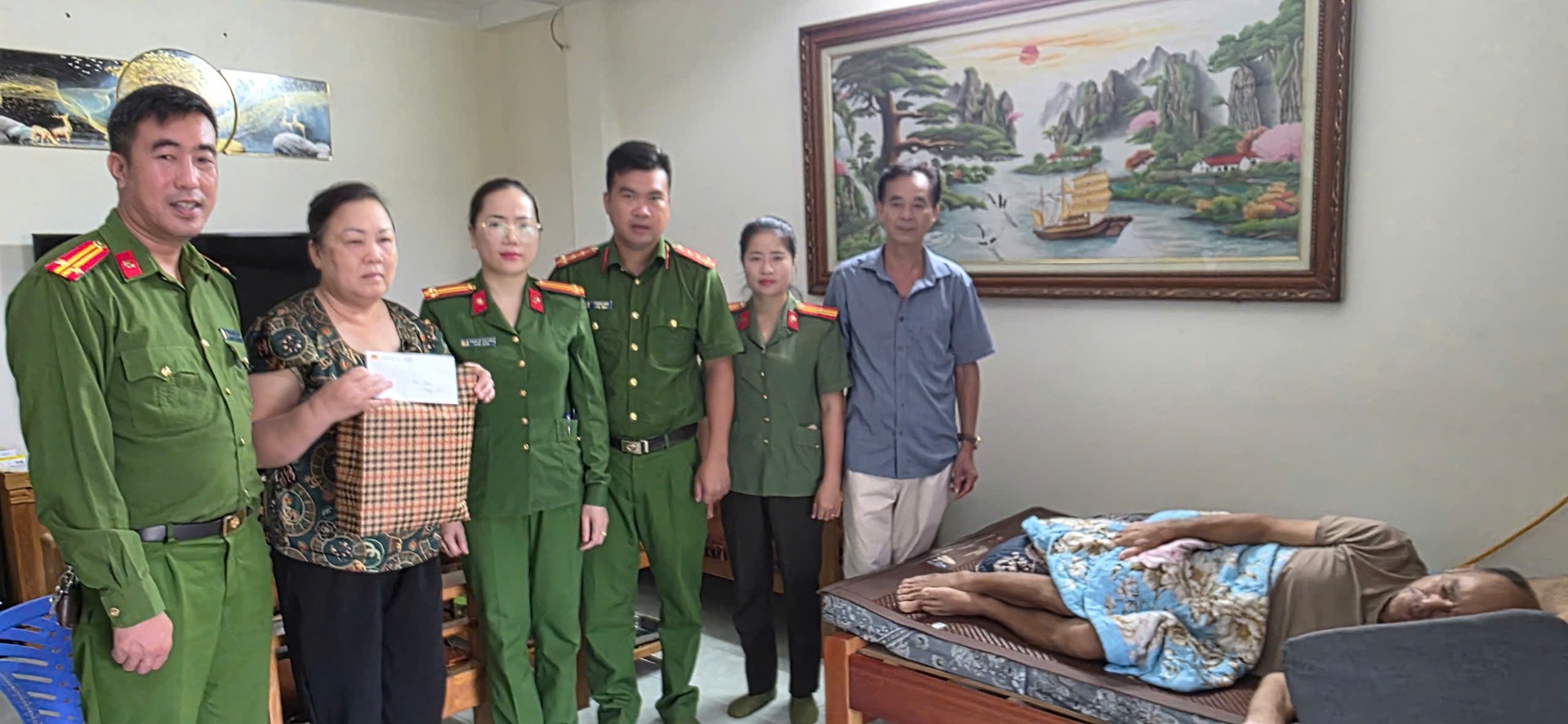 Chi hội Phụ nữ Công an đặc khu Vân Đồn thăm và tặng quà gia đình đồng chí Ngô Thị Na có chồng bị bệnh ung thư, con trai bị bệnh suy thân giai đoạn cuối.jpg