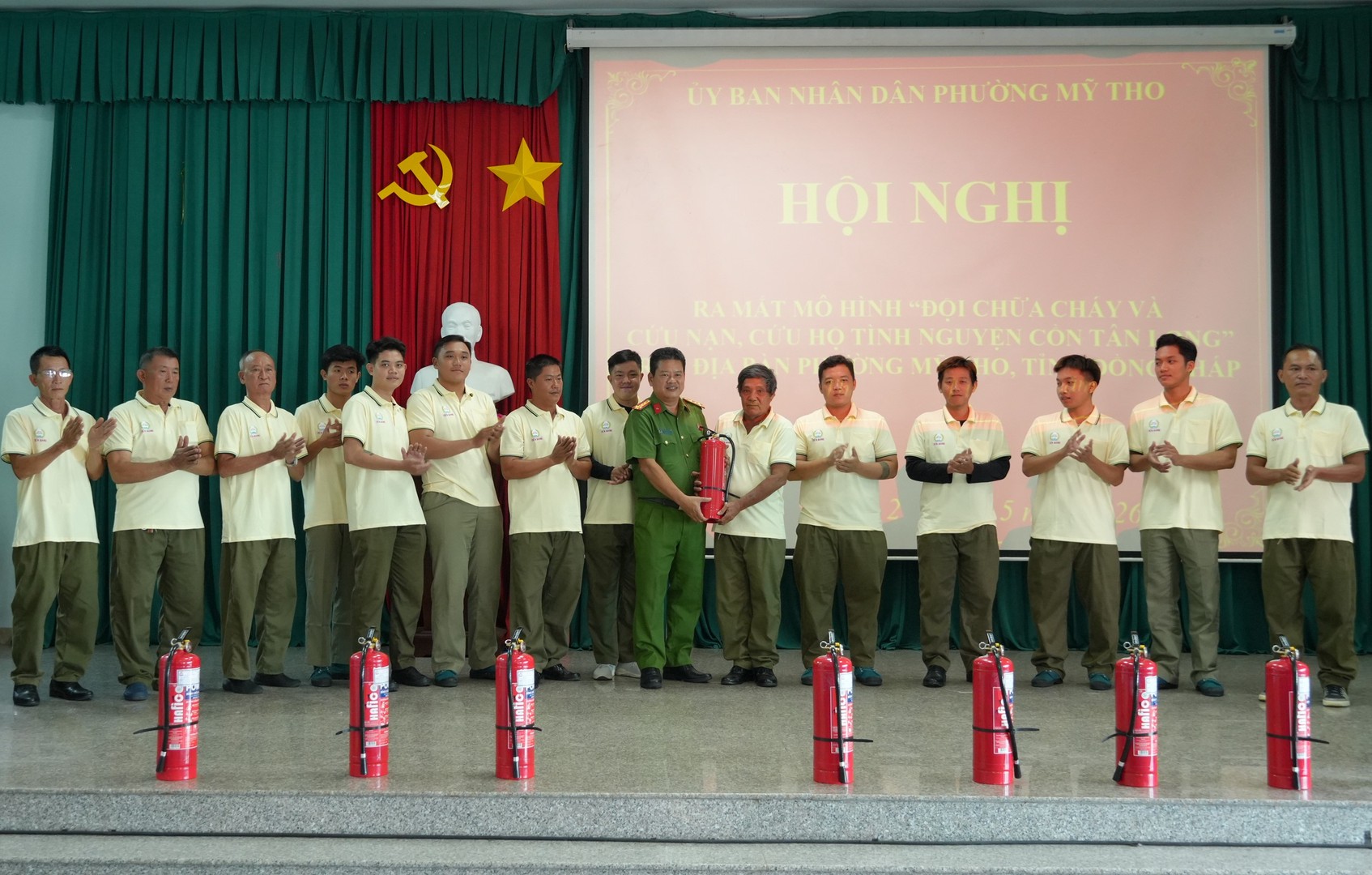 Ra mắt Đội chữa cháy và CNCH tình nguyện khu vực Cồn Tân Long,  phường Mỹ Tho. Ảnh Trọng Tín.JPG