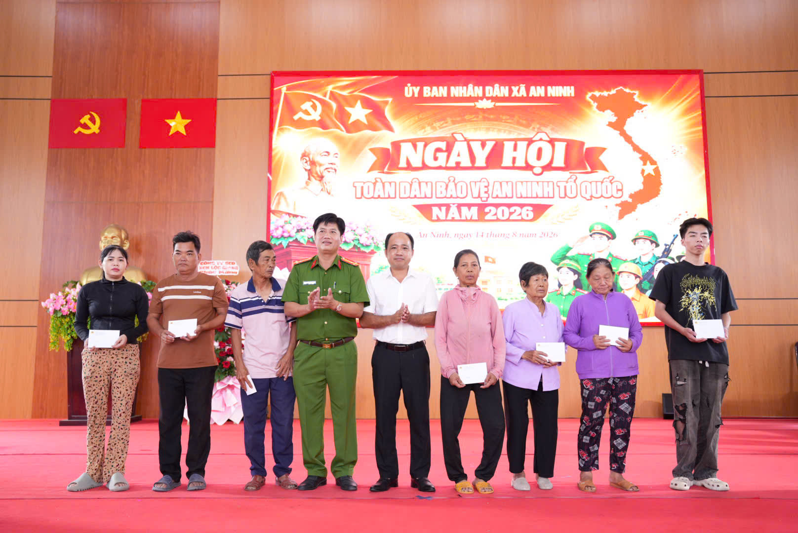 hình 1. Công an xã tặng quà cho người dân có hoàn cảnh khó khăn.jpg
