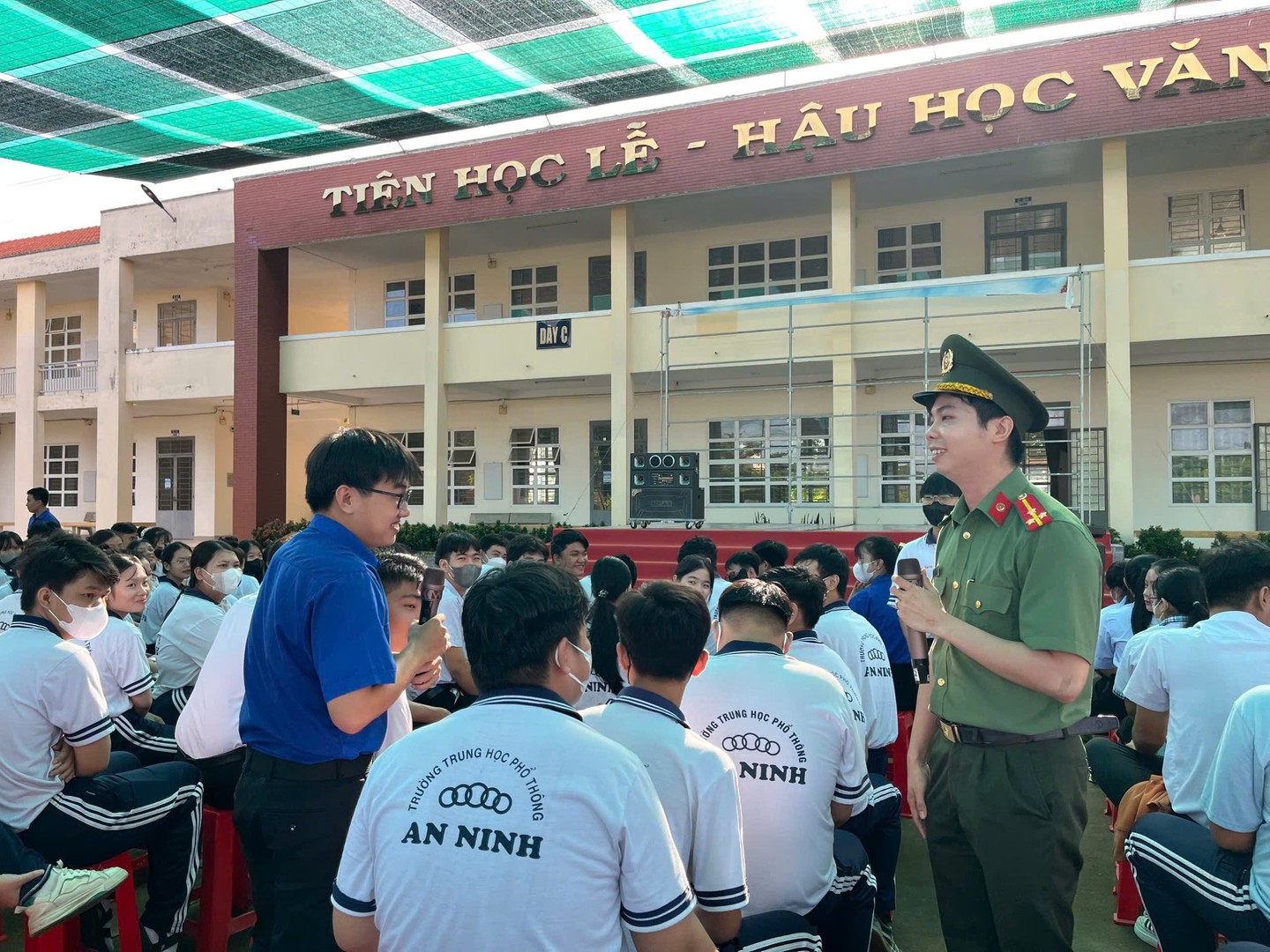 hình 3. Chi đoàn Công an xã tuyên truyền tại trường học.jpg