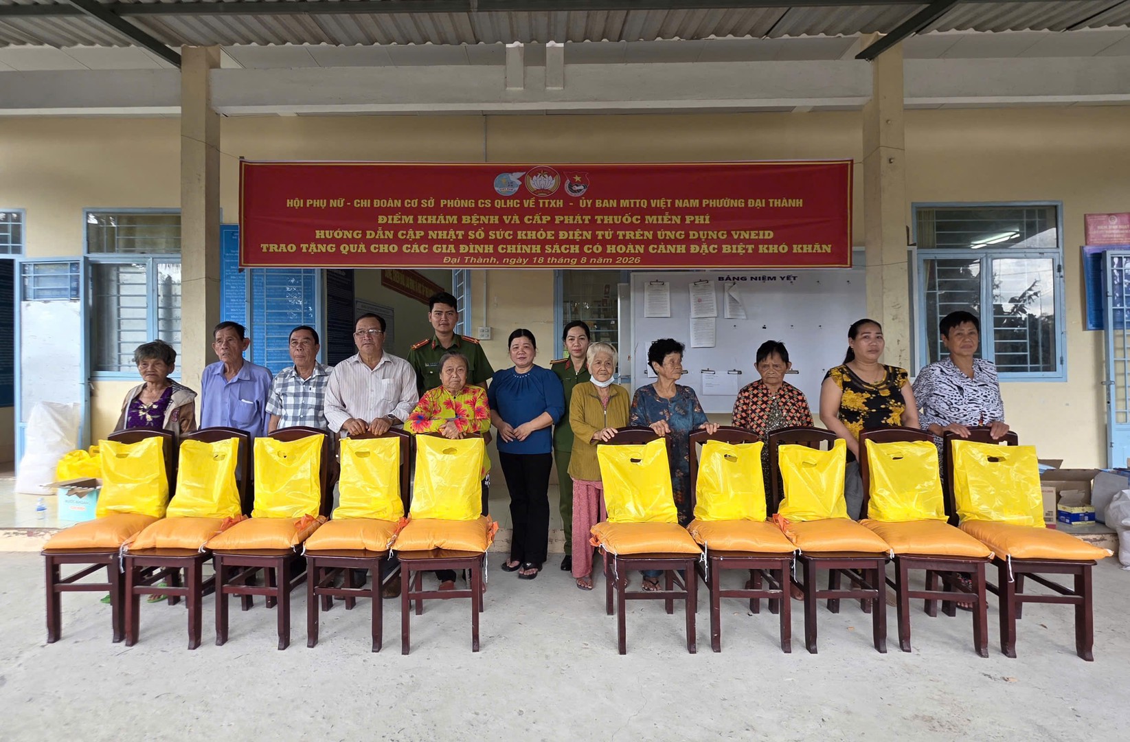 4. PC06 Tang qua cho dan.jpg