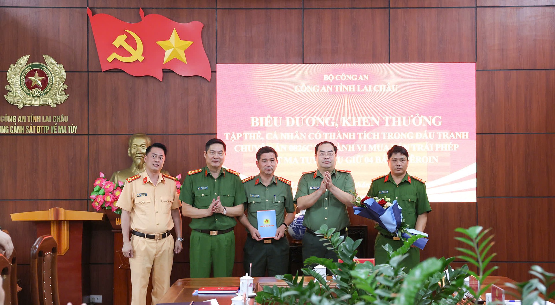 Thiếu trang phục Bùi Quyết Toán tặng hoa chúc mừng năng lượng tham gia đấu tranh, khám phá..jpg
