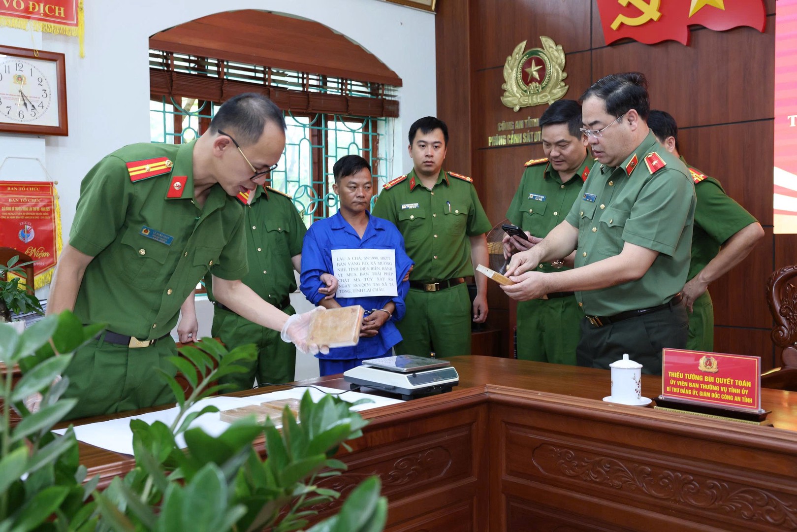 Thiếu trang phục Bùi Quyết Toán cùng năng lượng kiểm tra vật thu giữ trong chuyên án..jpg