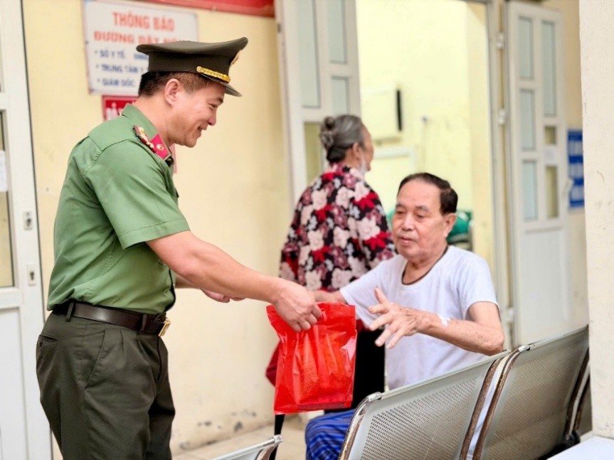 Ảnh 3. Lđ, cbộ Phòng ANCTNB CATHY trao suất ăn sáng tới người bệnh.jpg