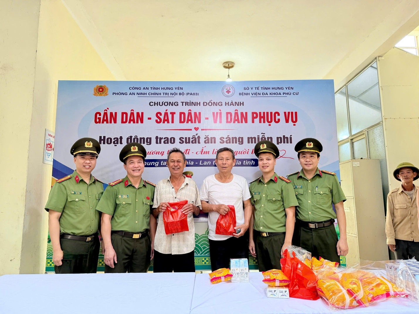 Ảnh 2. Người bệnh vui vẻ nhận suất ăn sáng tại BV Đa khoa Phù cừ, tỉnh HY.jpg