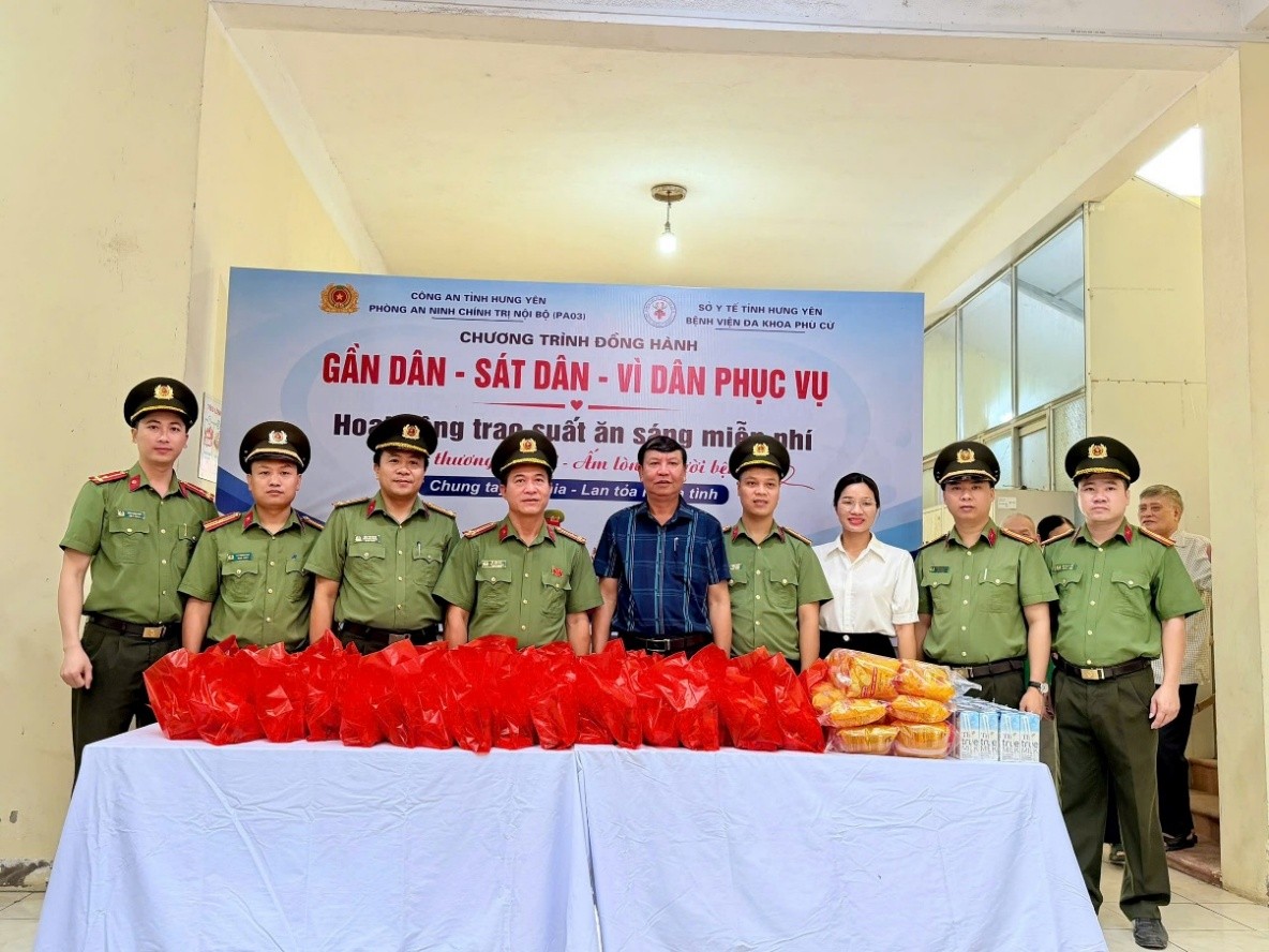 Ảnh 1. Lãnh đạo BV Đa khoa Phù Cừ, tỉnh HT và Lãnh đạo, cbo Phòng ANCTNB CATHY tại buổi phát đồ.jpg