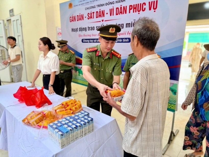 Ảnh 4. Lđ, cbộ Phòng ANCTNB CATHY trao suất ăn sáng tới người bệnh.jpg