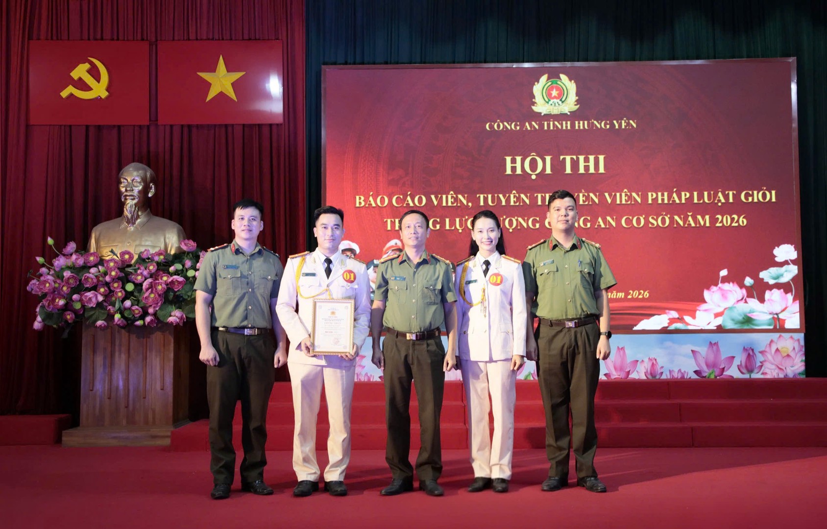 5_ DONG CHI THIEU TA NGUYEN DUY HUNG VA THIEU TA PHAM HOANG HUONG GIANH GIAI NHAT HOI THI.jpg
