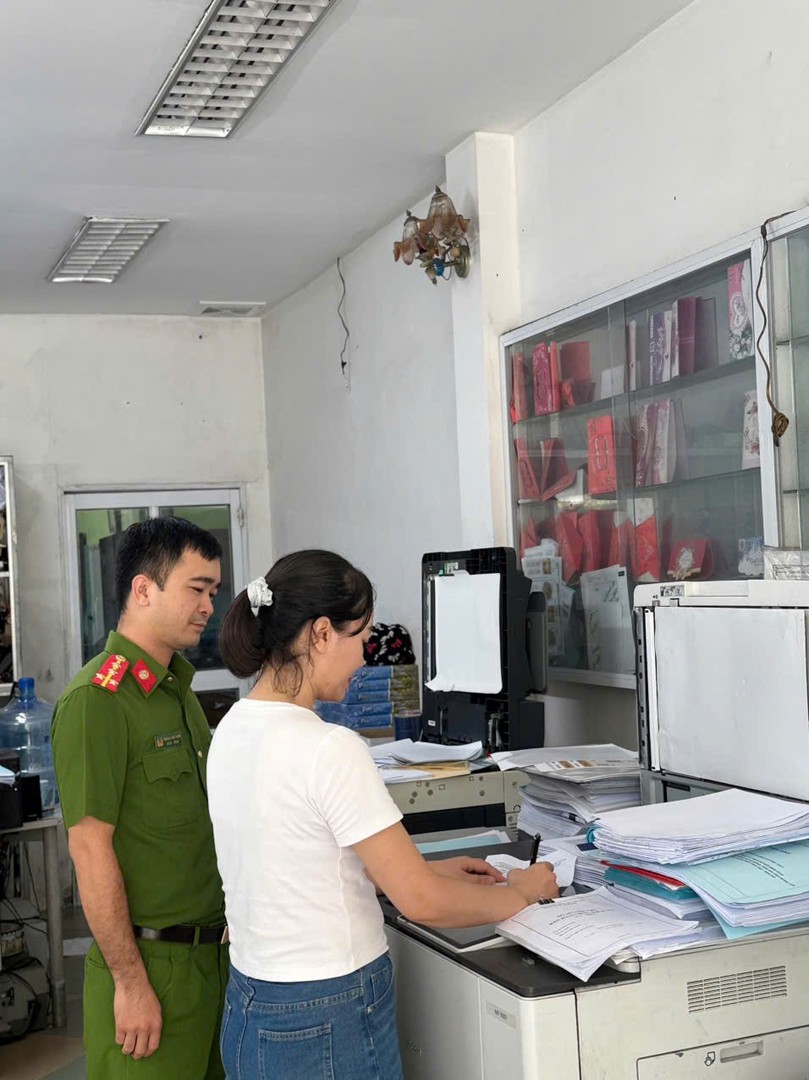 Ảnh 1_ Công an phường Trần Hưng Đạo làm việc với nhà sách, cơ sở photocopy trên địa bàn phường.jpg