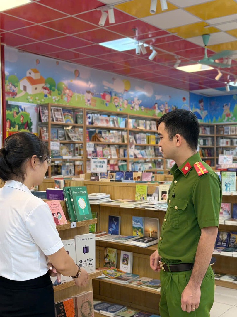 Ảnh 2_ Công an phường Trần Hưng Đạo làm việc với nhà sách, cơ sở photocopy trên địa bàn phường.jpg