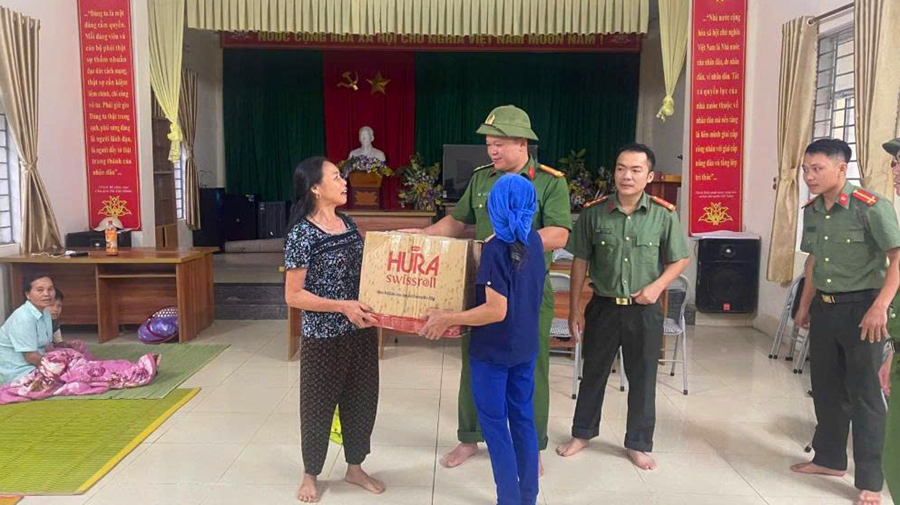 Trung Ha trao qua.jpg
