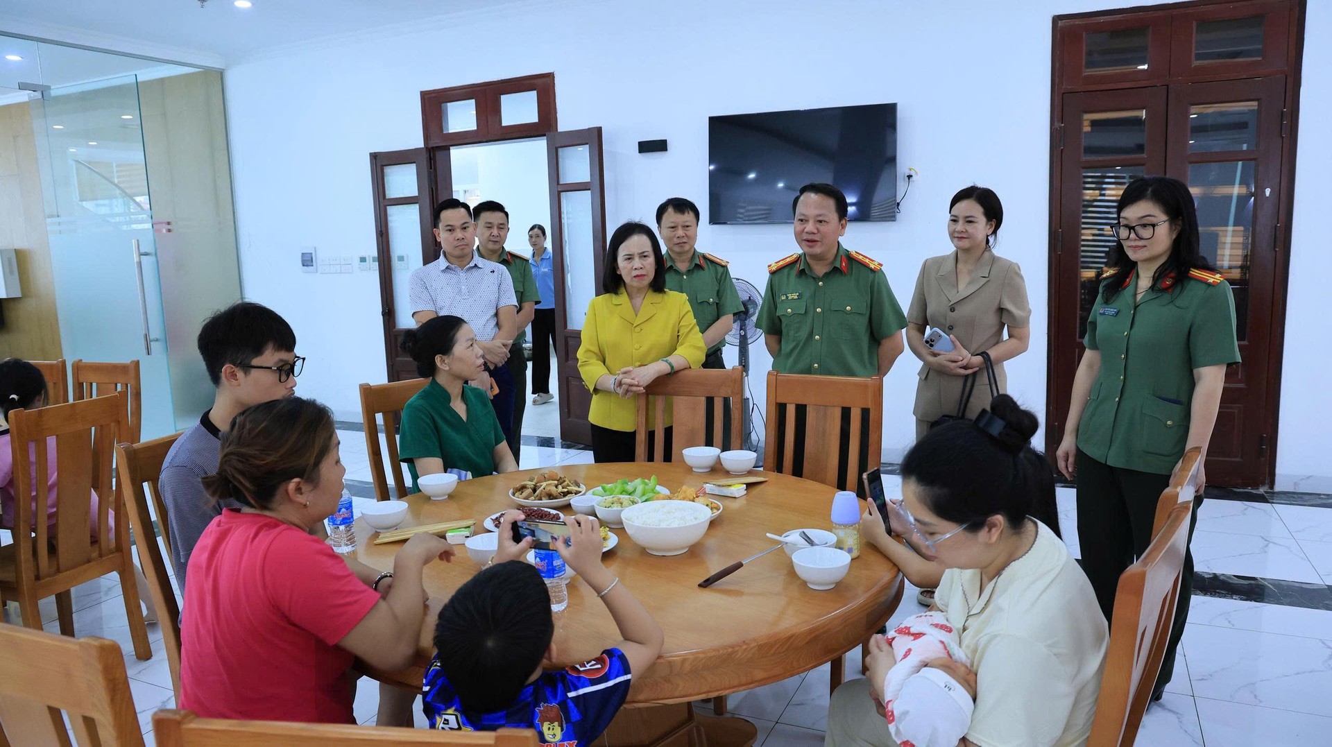 Ảnh 8. Lãnh đạo tỉnh và lãnh đạo Công an tỉnh thăm, động viên các gia đình đang lưu trú, ăn cơm tại Nhà khách An Sơn.jpg