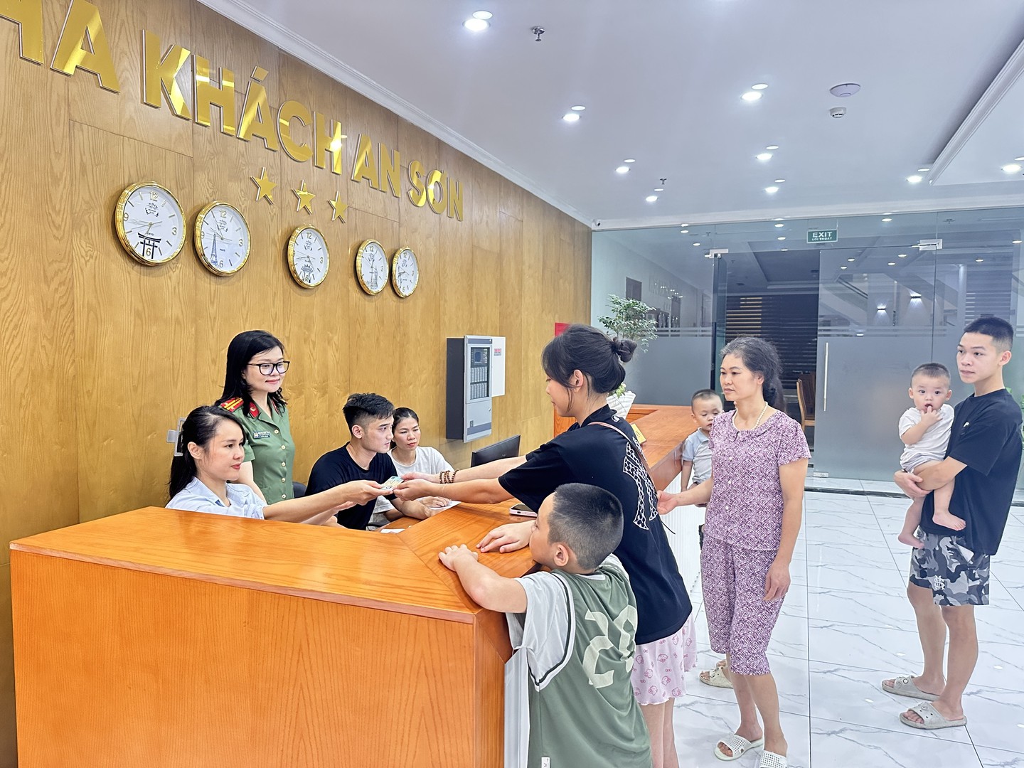 Ảnh 2. Lãnh đạo Phòng Hậu cần hướng dẫn, hỗ trợ người dân đăng ký lưu trú tại Nhà khách An Sơn miễn phí.jpg