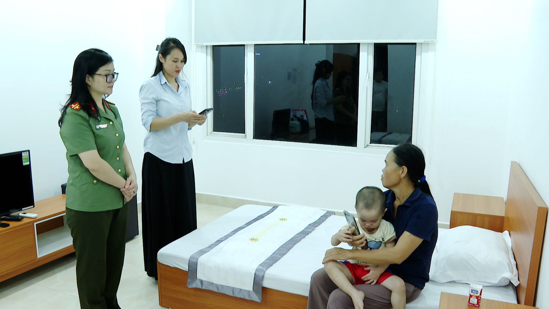 Ảnh 5. Hai bà cháu được Công an tỉnh bố trí nơi ở an toàn cùng nhu yếu phẩm để tránh lũ..jpg