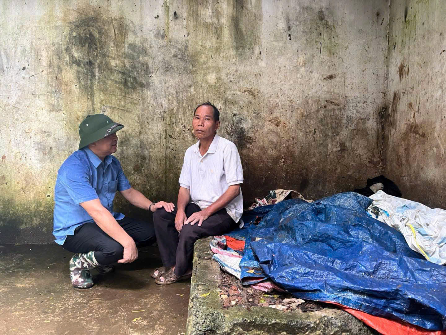 lãnh đạo UBND xã thăm hỏi động viên cá _a102.jpg