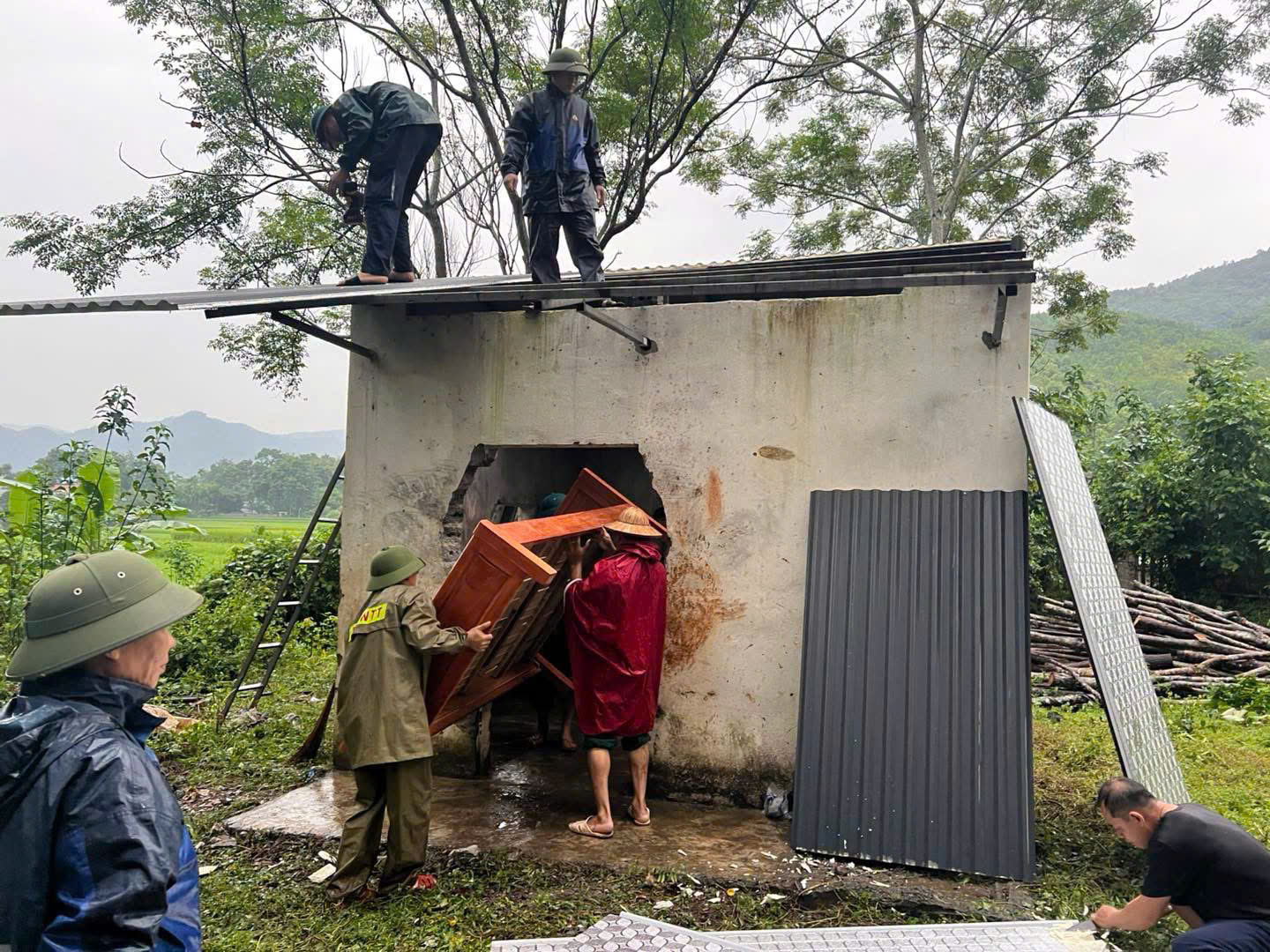 lực lượng Công an xã cùng Đoàn công tác_b4c4.jpg