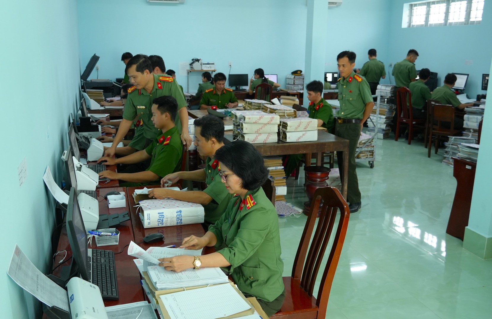 Công an tỉnh quyết tâm thực hiện cao điểm “100 ngày đêm” tập trung số hóa hồ sơ, tài liệu nghiệp vụ lưu trữ. Ảnh Trọng Tín.JPG