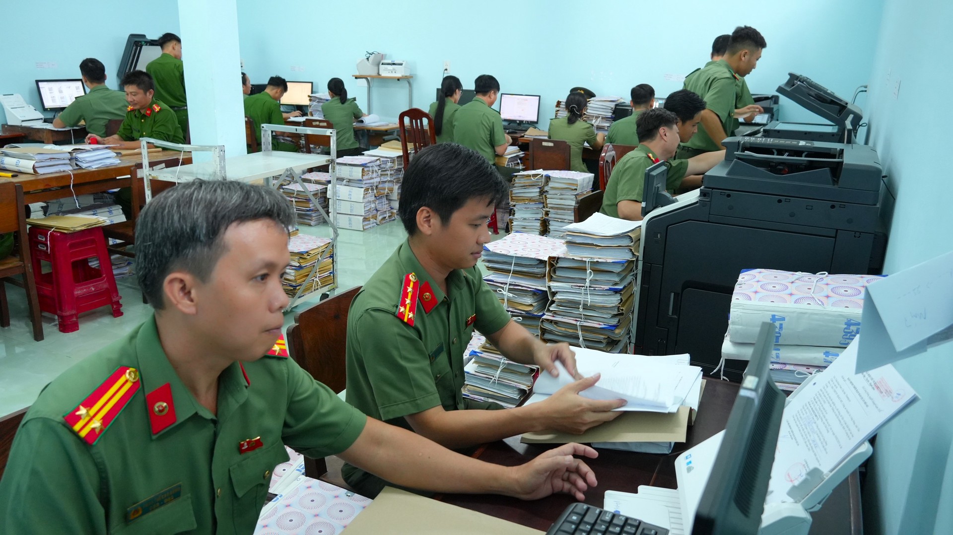 Lực lượng làm nhiệm vụ thực hiện cao điểm kể cả buổi tối và ngày nghỉ. Ảnh Trọng Tín.JPG