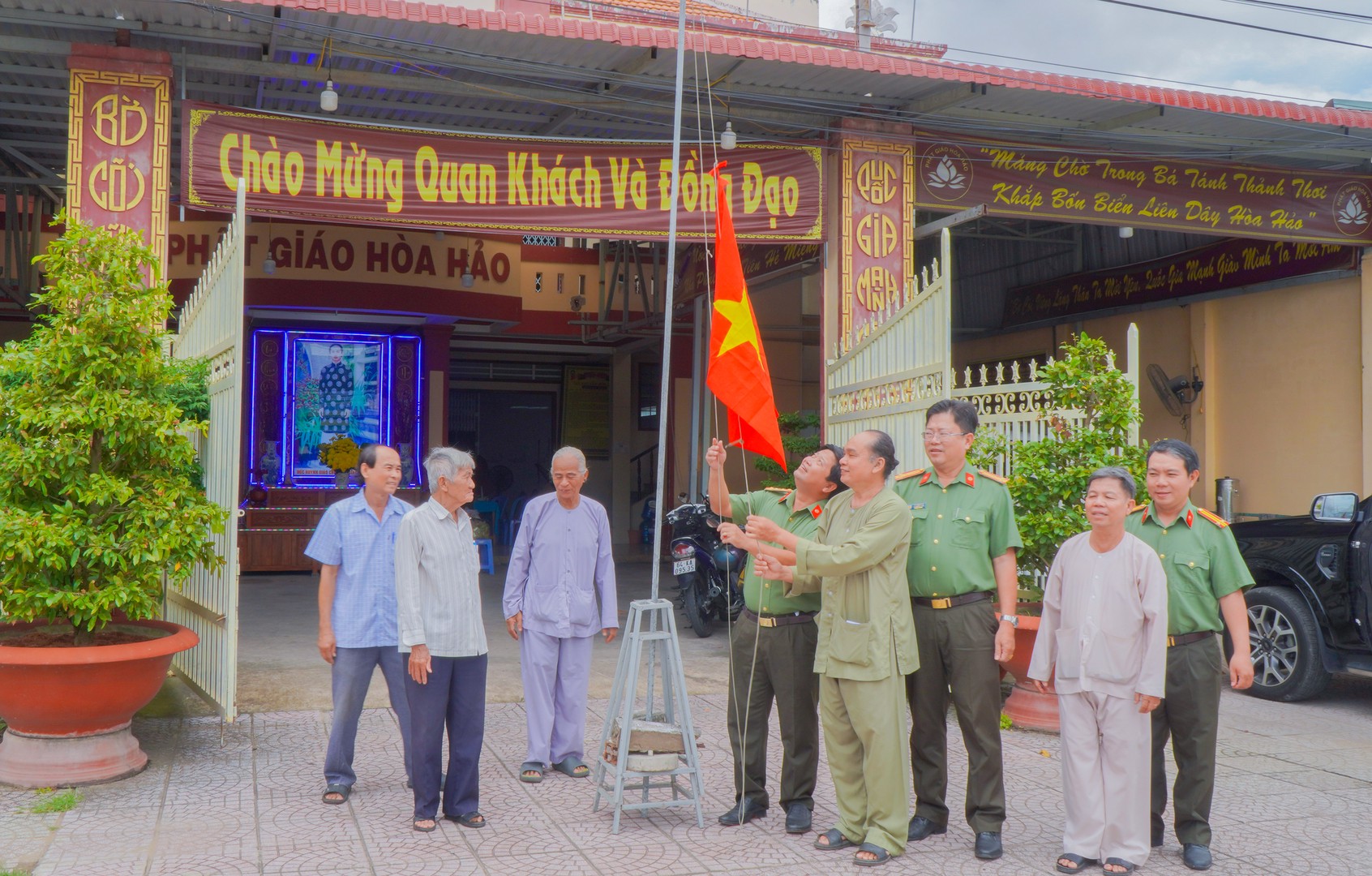 Cờ Tổ Quốc tung bay tại các cơ sở tôn giáo (1).jpg
