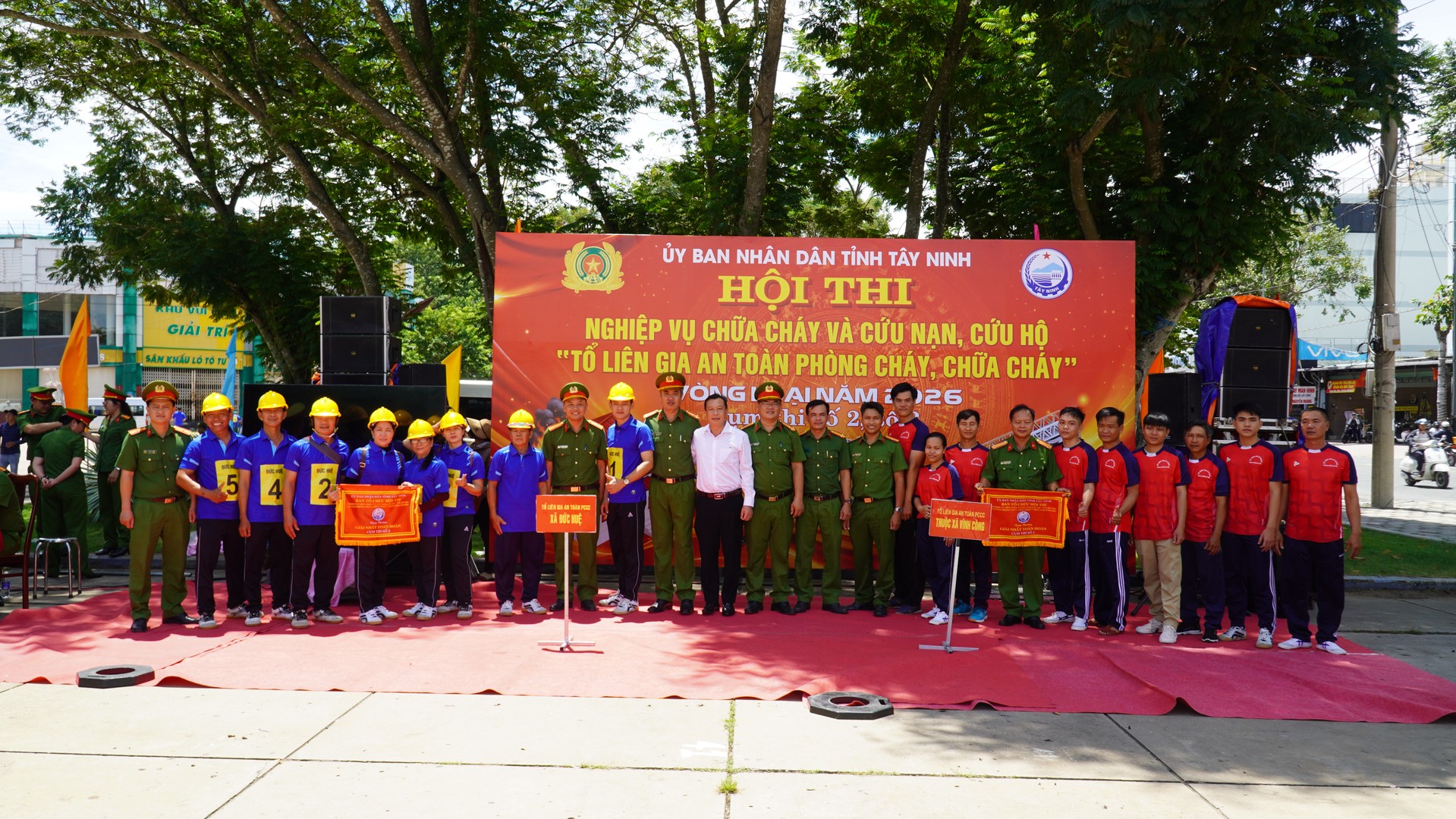 12 trao thuong.JPG