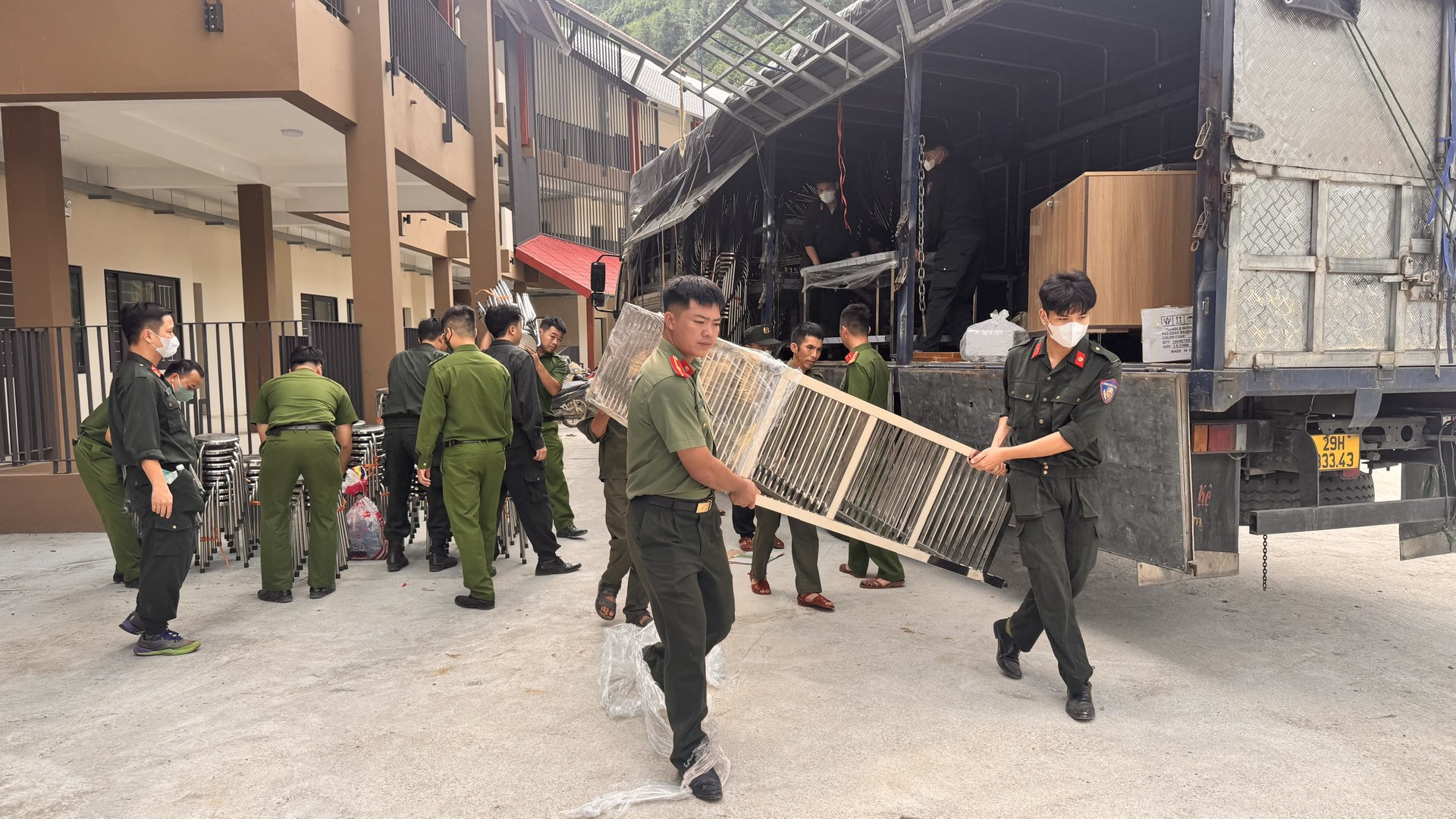 Ảnh 3. Các lực lượng phối hợp vận chuyển trang thiết bị cho nhà trường  (7).jpg