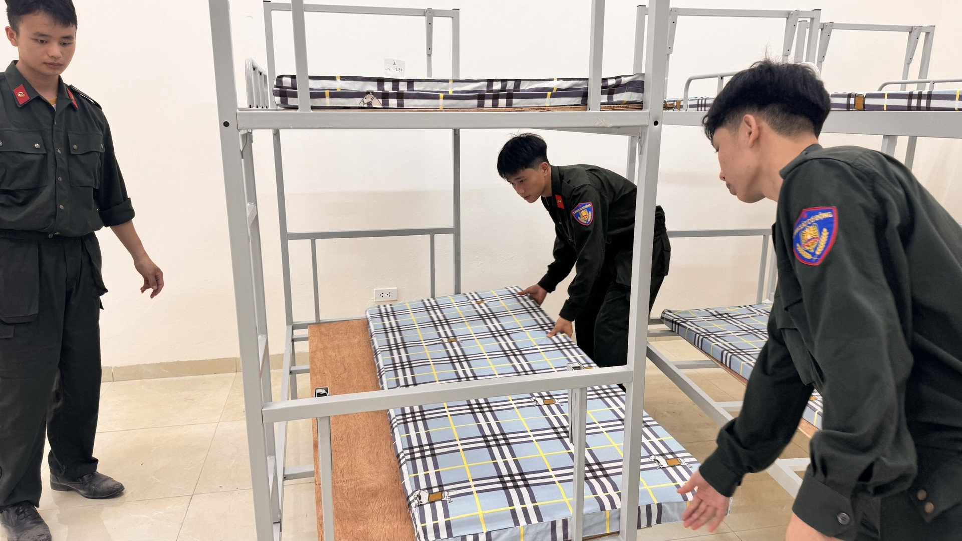 Ảnh 4. Lắp đặt trang thiết bị cho khu ký túc xá của trường học  (1).jpg