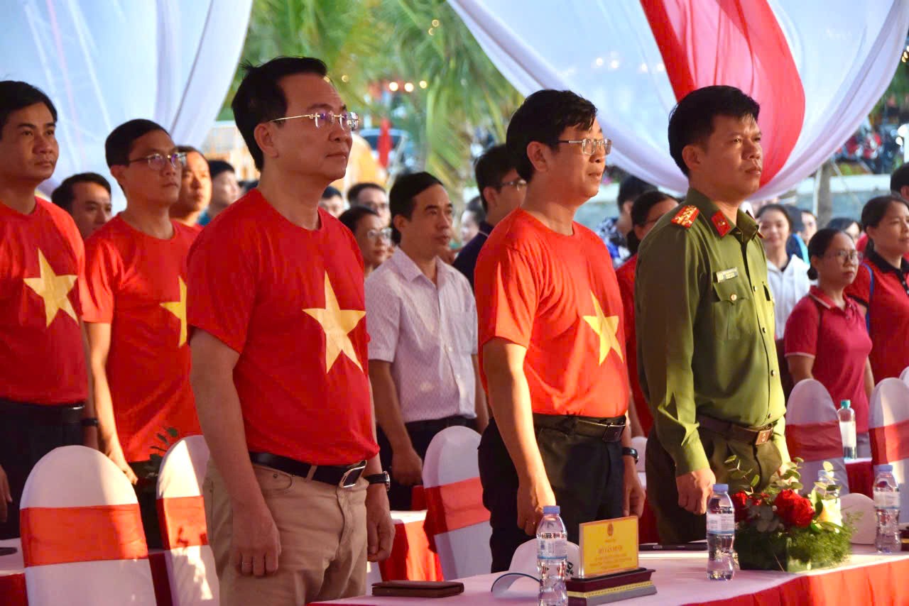 Cùng Việt Nam tiến bước.jpg