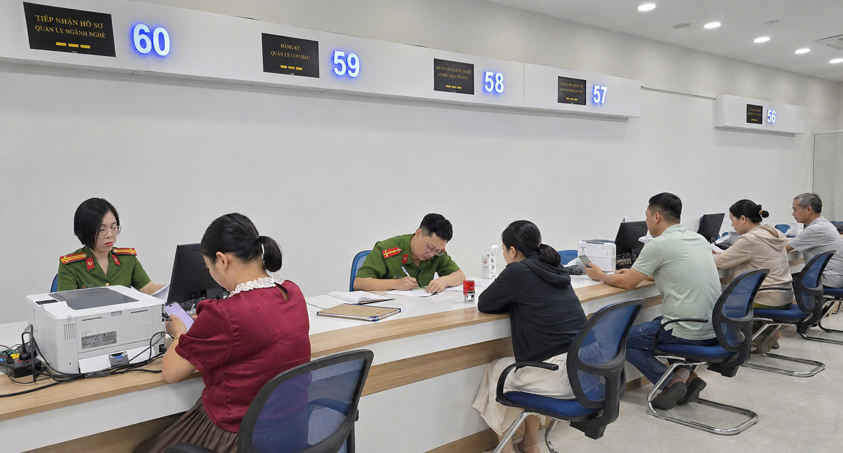 Cán bộ chiến sỹ tiếp nhận giải quyết thủ tục hành chính về con dấu tại trung tâm hành chính công Thành phố.jpg