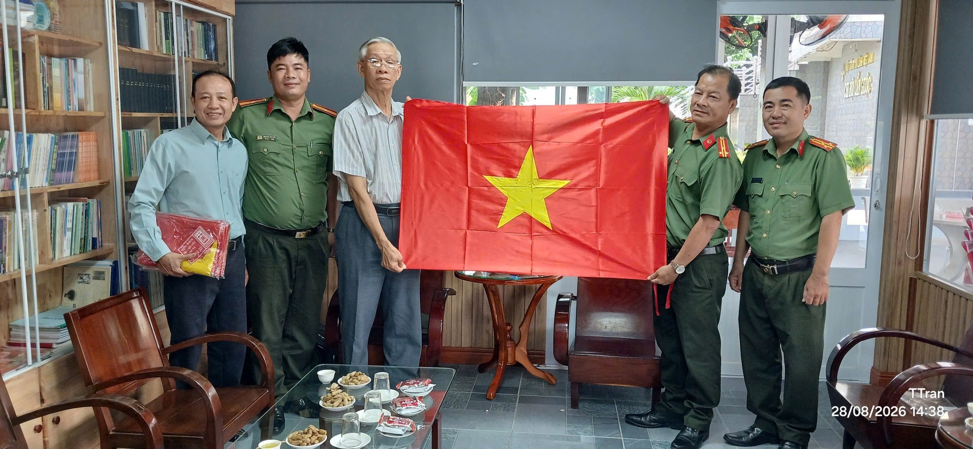 Ảnh 3. Trao tặng cờ Tổ quốc cho Ban Đại diện Hội thánh Tin Lành Việt Nam (miền Nam) tỉnh Tây Ninh.jpg