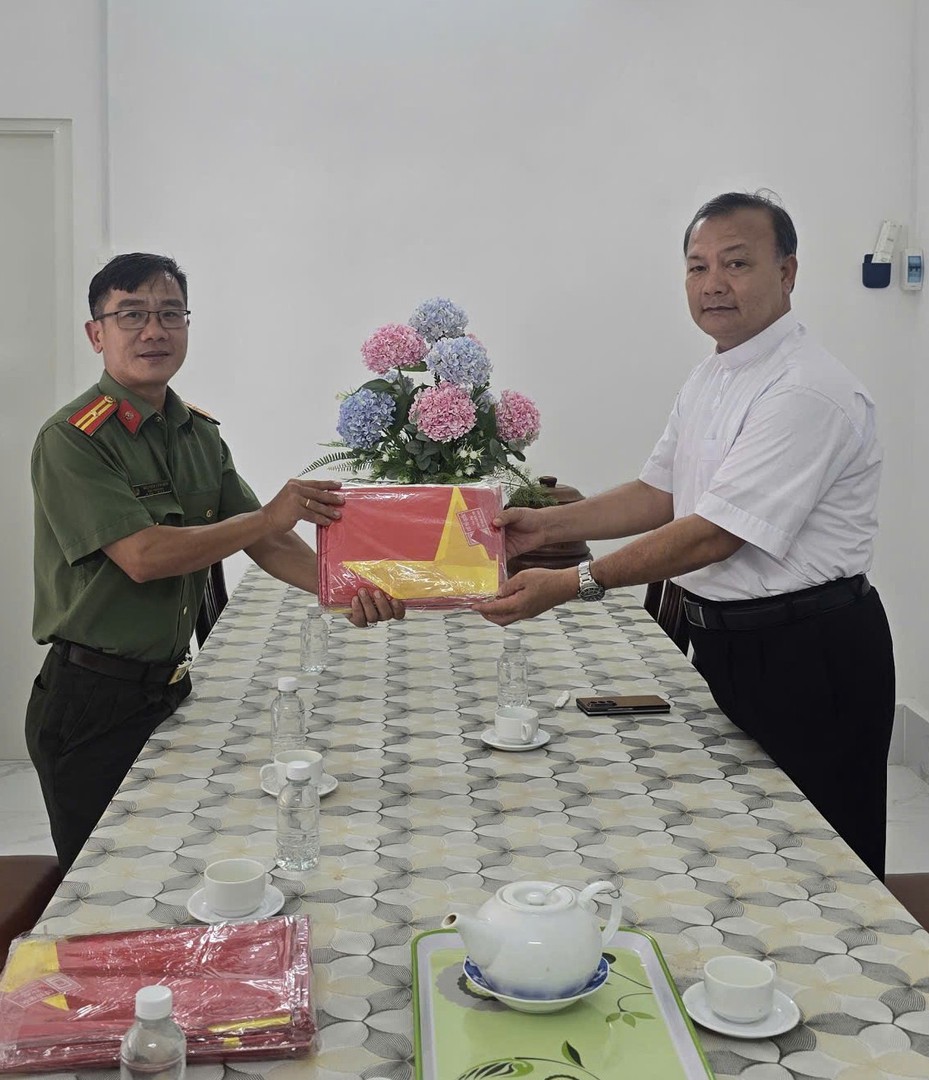 Ảnh 6. Trao tặng cờ Tổ quốc cho Ủy ban Đoàn kết Công giáo.jpg