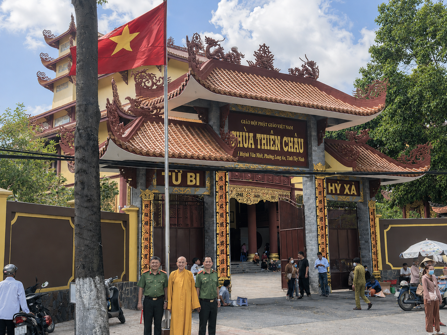 Ảnh 1. Trao tặng cờ Tổ quốc cho Trụ trì Chùa Thiên Châu.jpg