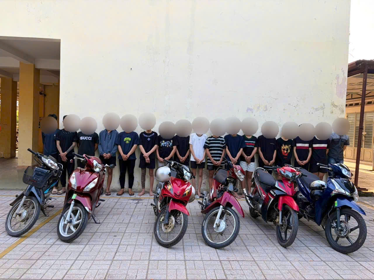 Ảnh. Nhóm thanh thiếu niên vi phạm.jpg
