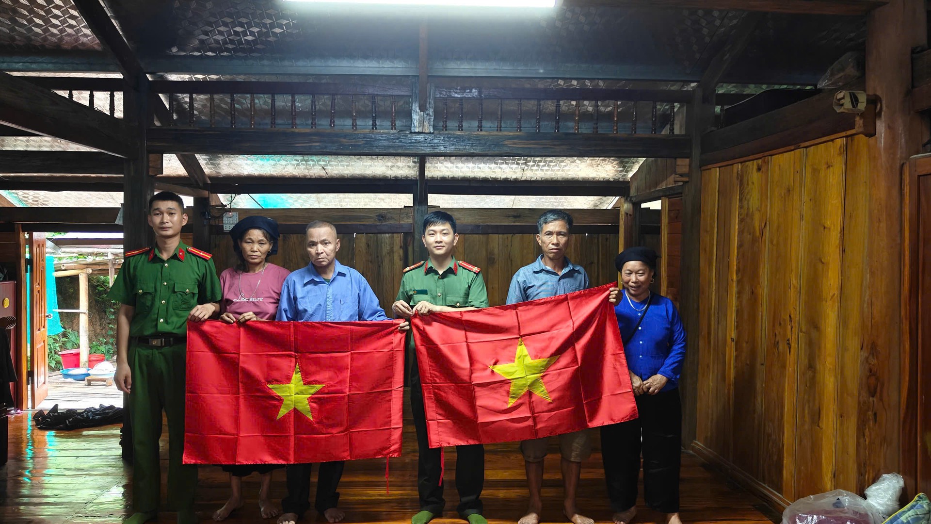 Cờ Tổ quốc được trao tặng đến các hộ gia đình đồng bào dân tộc thiểu số trên địa bàn.jpg
