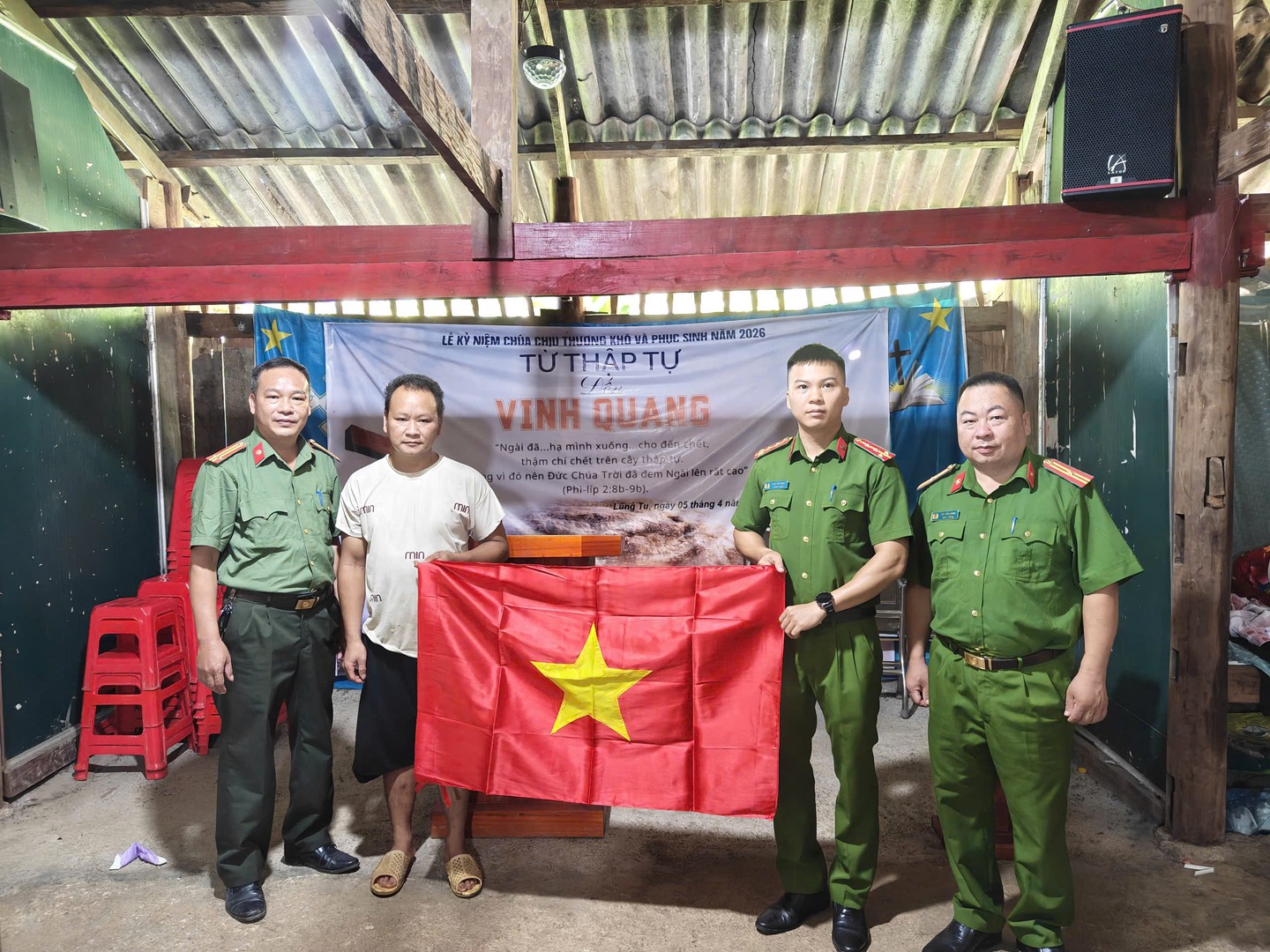 Người dân phấn khởi đón nhận cờ Tổ quốc nhân dịp Quốc khánh 029.jpg