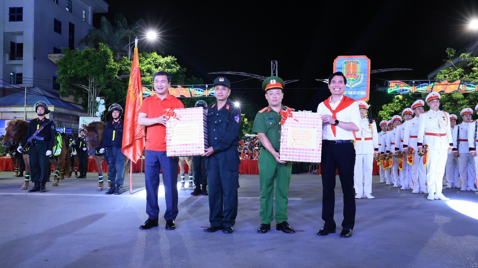 Ảnh 2. Đồng chí Bí thư Tỉnh ủy, đồng chí Chủ tịch UBND tỉnh tặng quà Đoàn Quân nhạc và Đoàn Kỵ binh.JPG