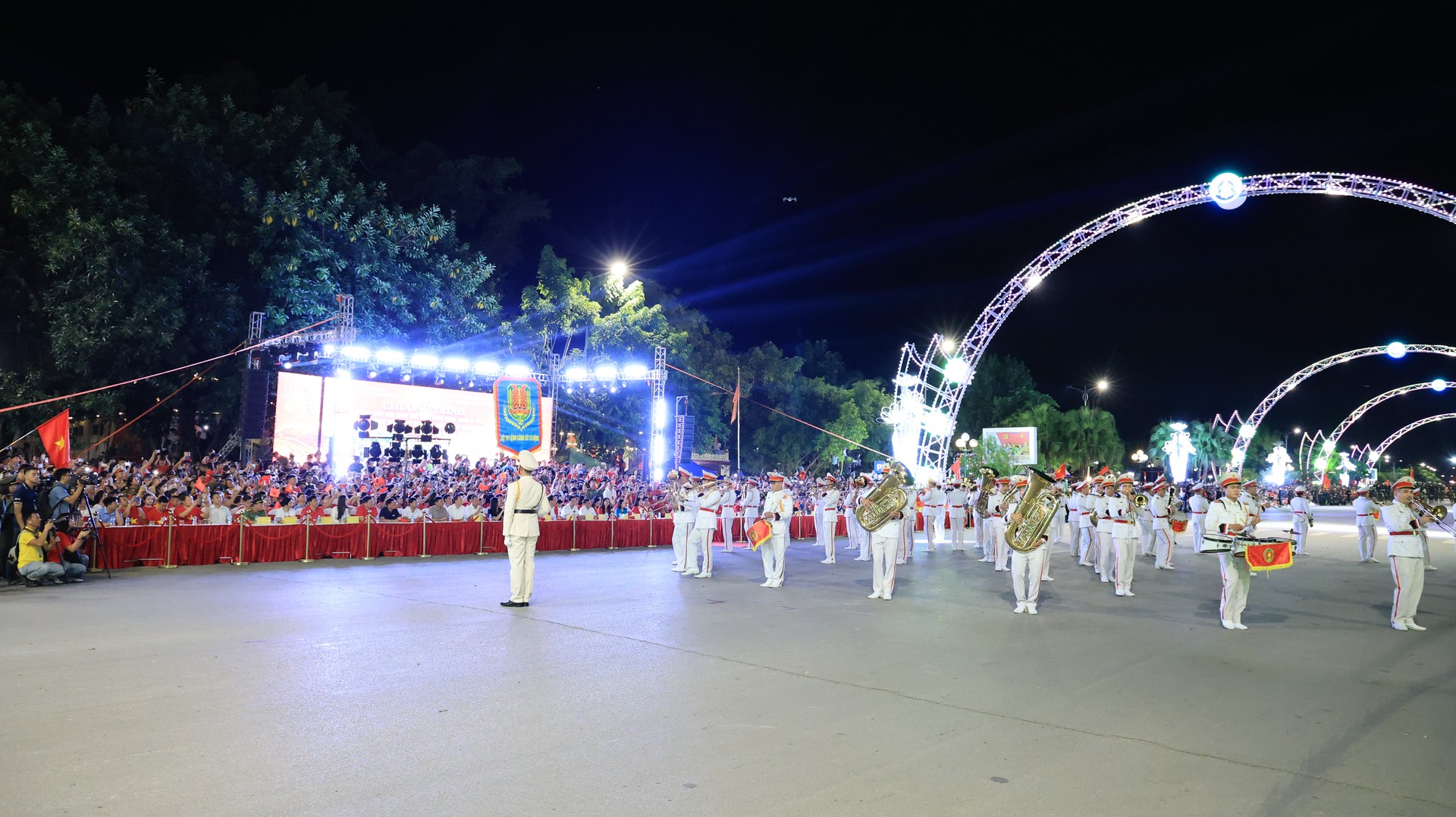 Ảnh 9. Chương trình biểu diễn của Đoàn Quân nhạc.JPG