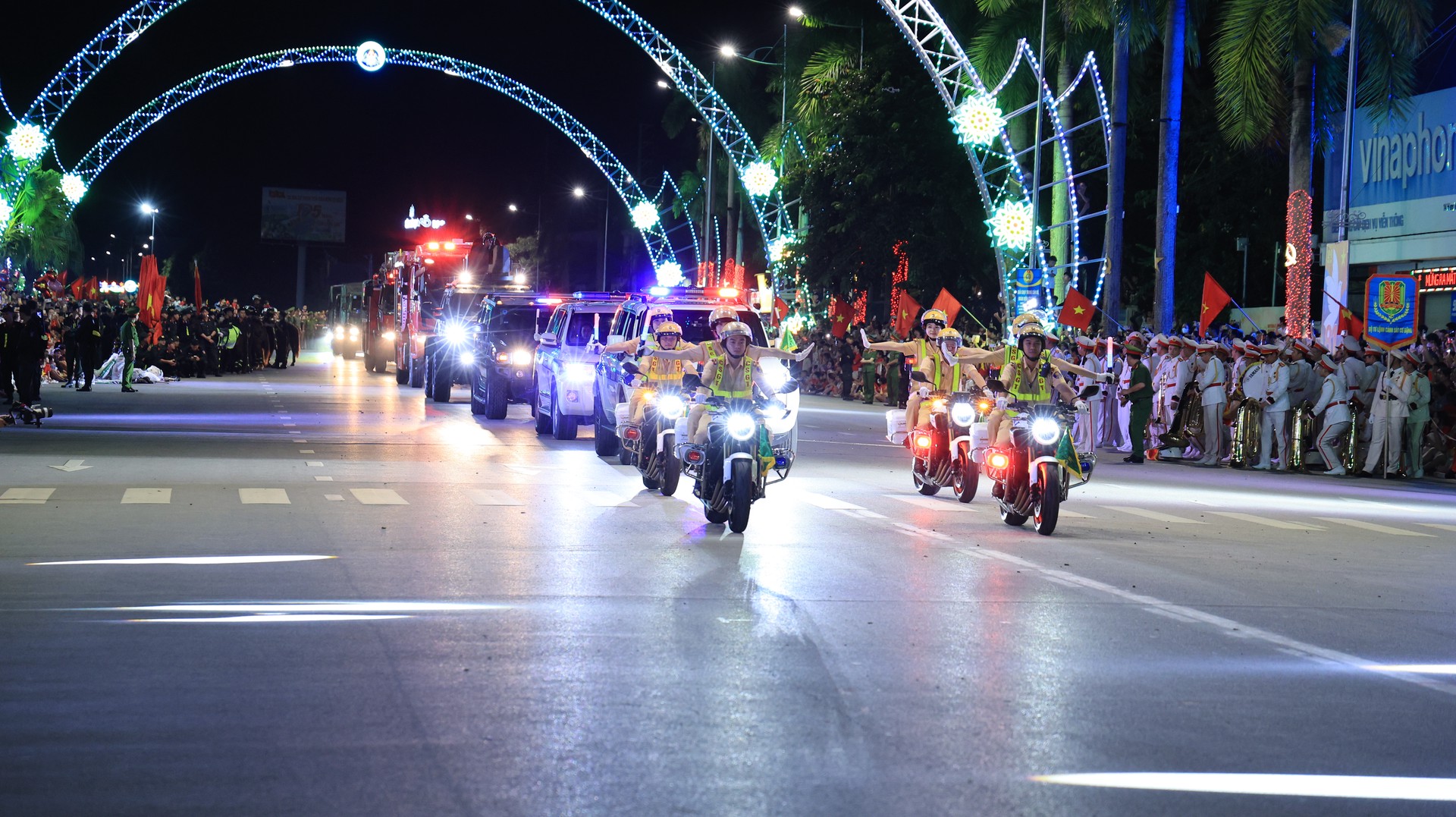 Ảnh 4. Công an tỉnh Lạng Sơn biểu dương lực lượng tại chương trình.JPG