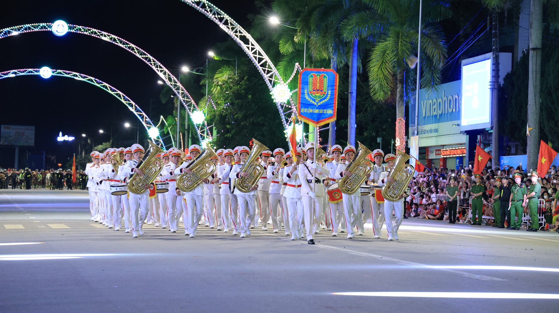 Ảnh 7. Chương trình biểu diễn của Đoàn Quân nhạc.JPG