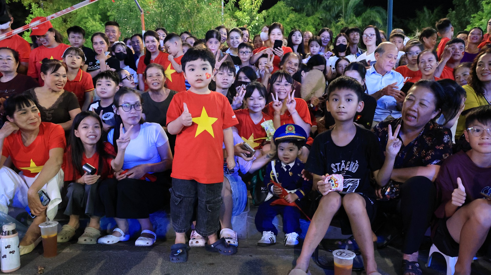 Ảnh 21. Đông đảo Nhân dân đến xem và cổ vũ chương trình.JPG