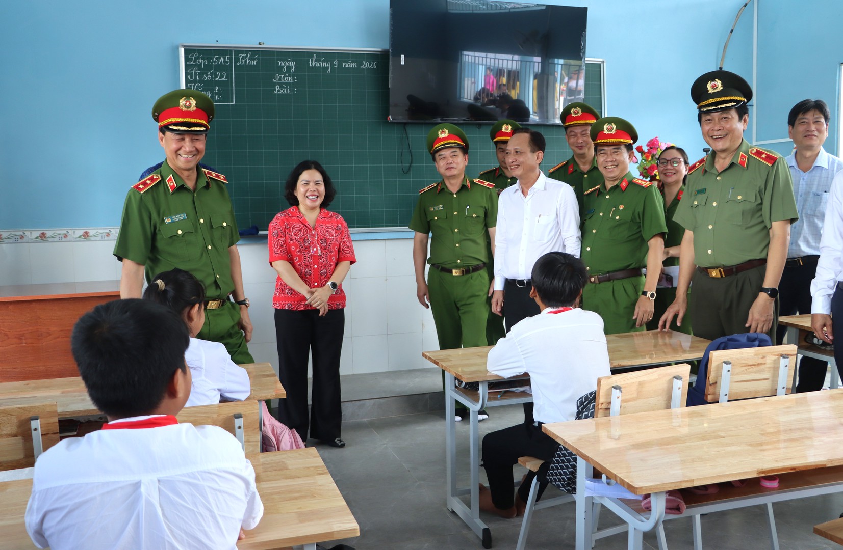 THĂM HỌC SINH.JPG