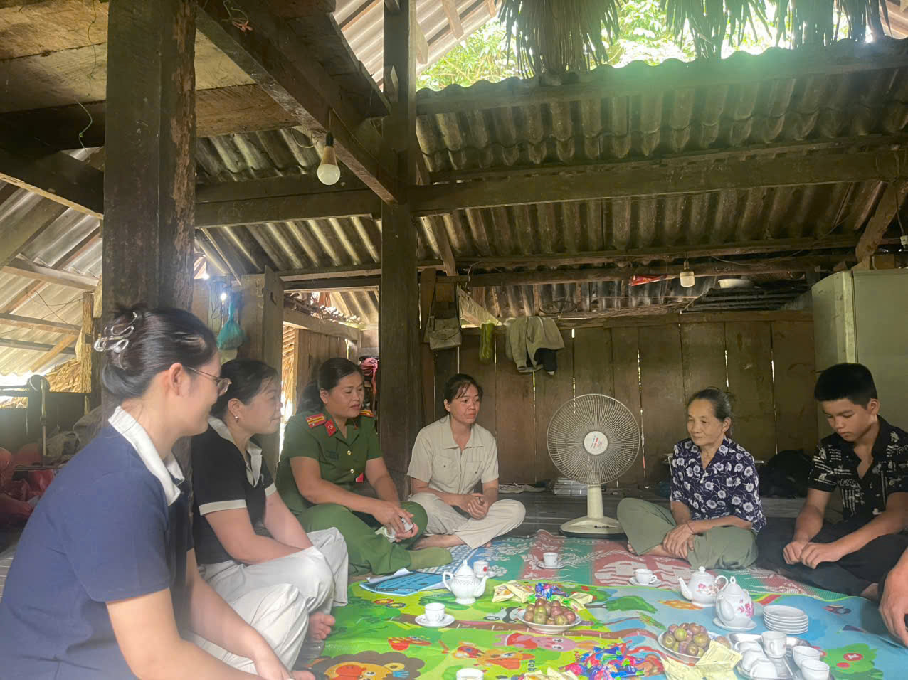 Công an xã Yên Thịnh thăm hỏi, tặng quà con đỡ đầu trước thềm năm học mới.jpg