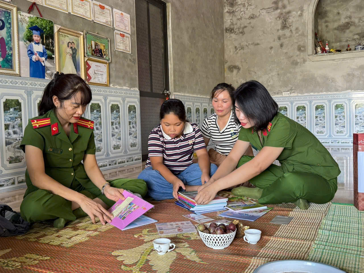 Hội Phụ nữ Trại tạm giam số 1 thăm hỏi, tặng quà và chuẩn bị sách vở cho các con trước thềm năm học mới.jpg