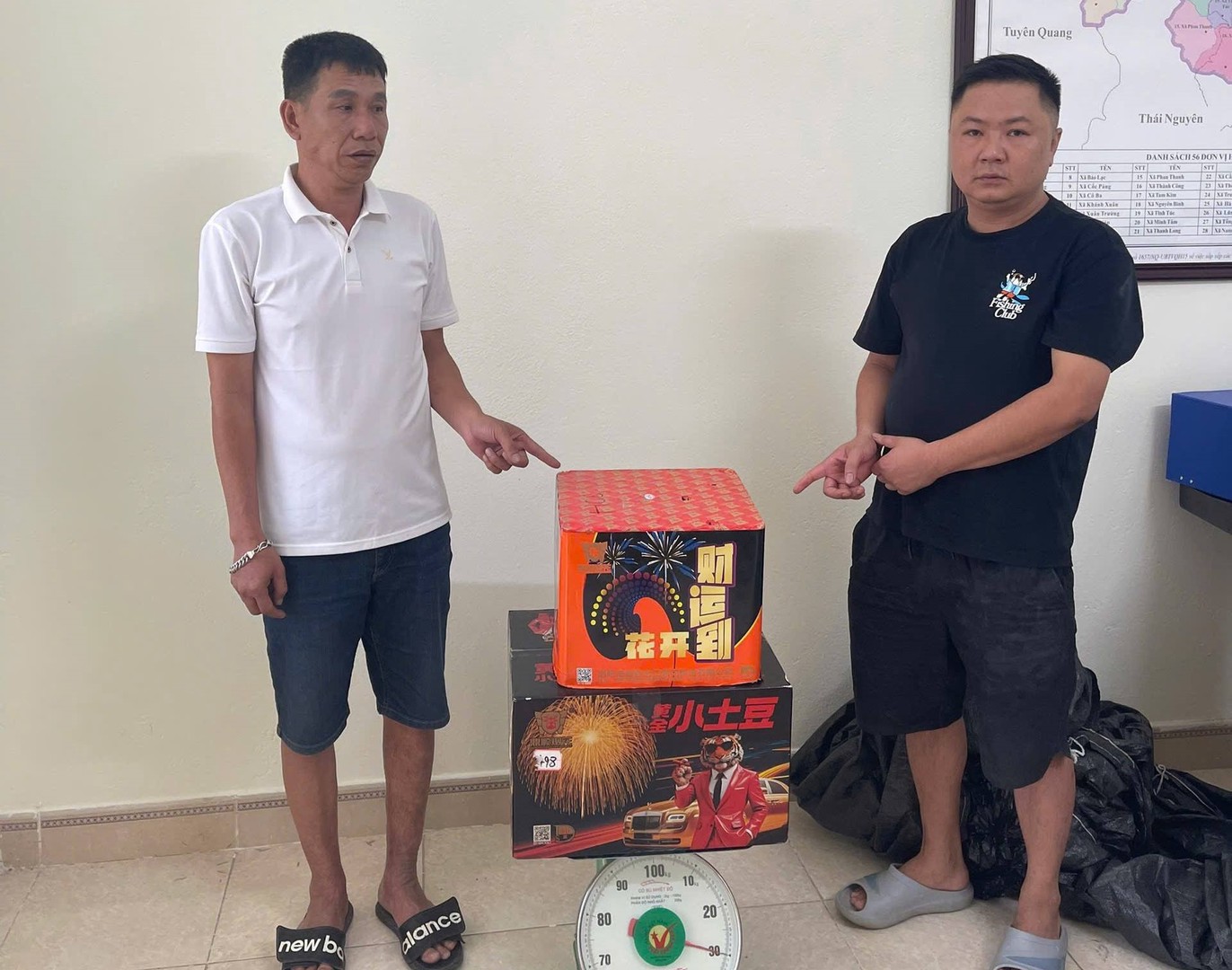 Hai đối tượng cùng tang vật bị lực lượng chức năng bắt gi.jpg