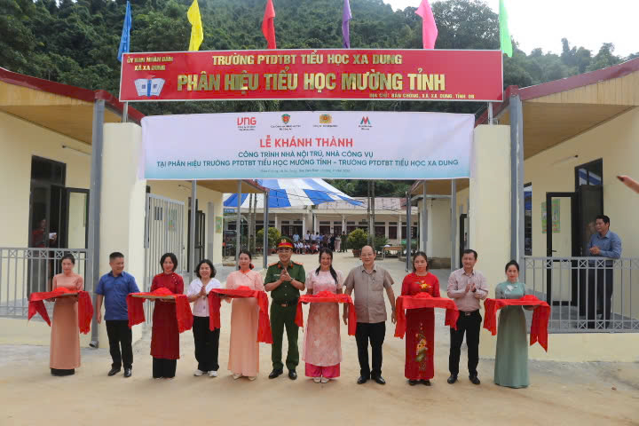Đại diện lãnh đạo các cấp cắt băng khánh thành tại trường TH Mường Tỉnh.jpg