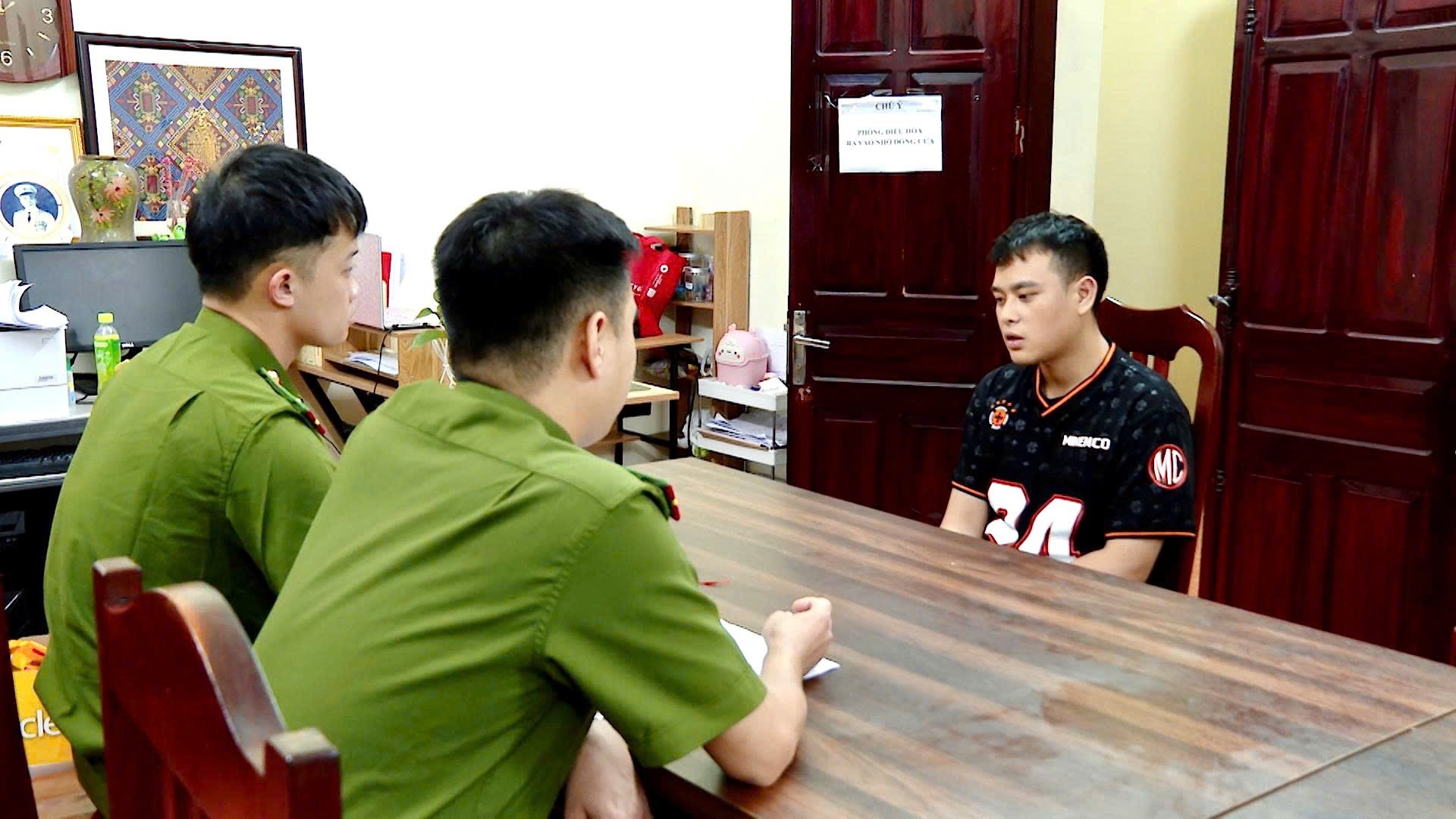 Ảnh 3. Cán bộ điều tra lấy lời khai đối tượng Nguyễn Văn Hậu.jpg