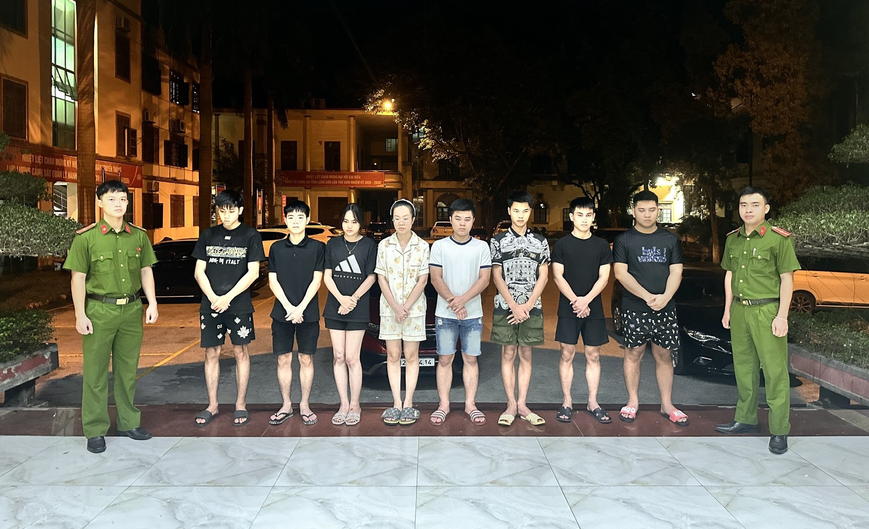 Ảnh 2. Nhóm đối tượng có hành vi sử dụng mạng máy tính, Mạng viễn thông, phương tiện điện tử thực hiện hành vi chiếm giữ tài sản tại cơ quan Công an.jpg